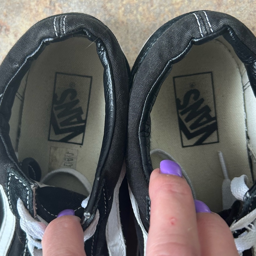 Vans classic black and white skater shoes in men’s 7/women’s 8.5 - Picture 5 of 8